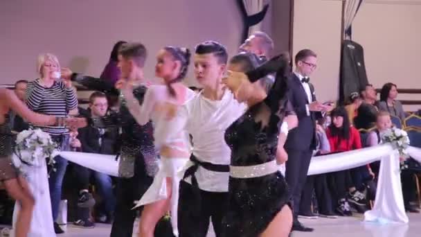 Ukrajina, Ternopilu, 12. března 2016: dvojice v pubertě tančí na zápase Cup — Stock video