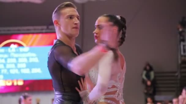 УКРАИНА, ТЕРНОПИЛ, 12 МАРТА 2016 г.: Танцы подростков на конкурсе — стоковое видео