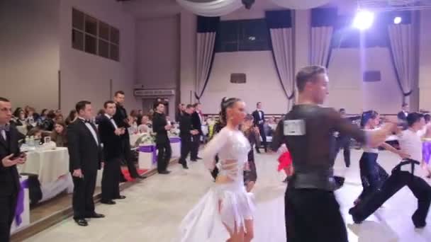 Oekraïne, Ternopil, 12 maart 2016: dansen van tieners op de wedstrijd — Stockvideo