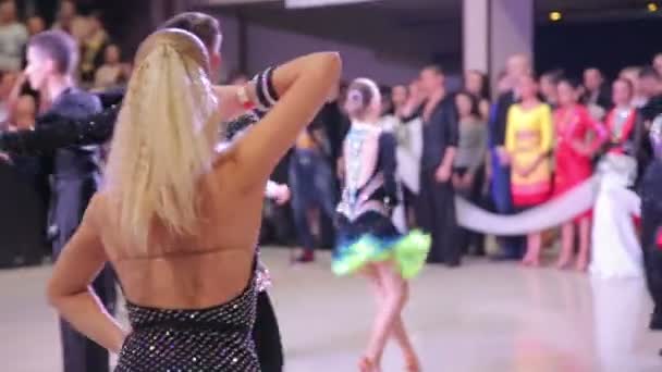 Ukraine, ternopil, 12. März 2016: Tanzwettbewerb in der Halle — Stockvideo