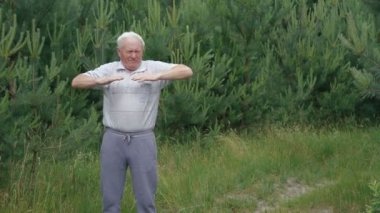 Yaşlı adam sabah egzersizleri uzanan elleri parmakları Park yok.