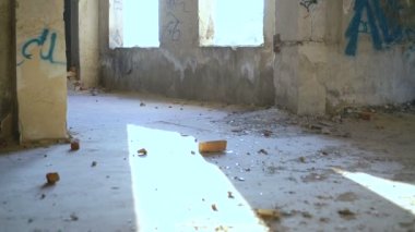 Bir ücretsiz runner geri catacomb duvardan çevirir. Yavaş yavaş