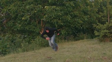 Çimenlerin üzerinde çalışan sporcu. Yavaş yavaş