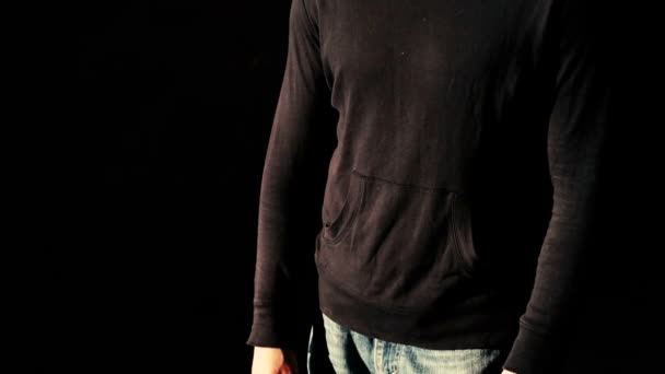 Porträt eines jungen Sportlers mit Kapuze auf schwarzem Hintergrund — Stockvideo