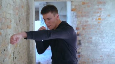 Kick boks gölge boksu olarak egzersiz için büyük mücadele eski bir binada. Yavaş yavaş