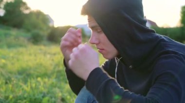 Profil niteliğine kulaklık müzik yakışıklı adamın