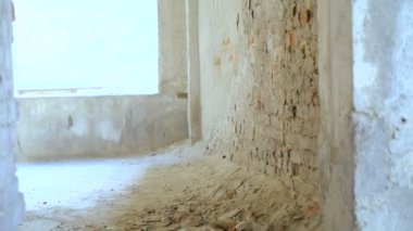 Ağır çekimde catacomb duvarından bir ücretsiz runner geri çevirir