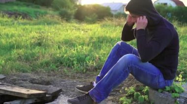 Genç adam niteliğine kulaklık müzik dinlemek