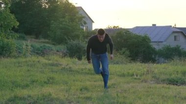 Mutlu runner çimenlerin üzerinde çalışan. Yavaş yavaş