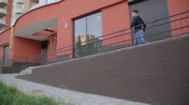 Sokak runner adam tonoz bir el raylı cephe üzerinde merdiven çevirir. Steadicam