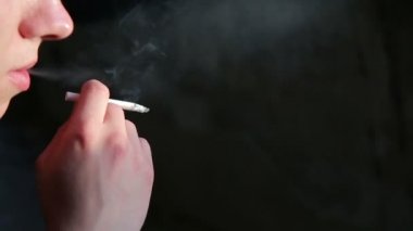 Sigara İçilmeyen bir siyah arka plan üzerinde tutan bir insan el yakın çekim