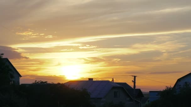 Puesta de sol completa sobre la casa con luces encendidas y apagadas al caer la noche — Vídeos de Stock