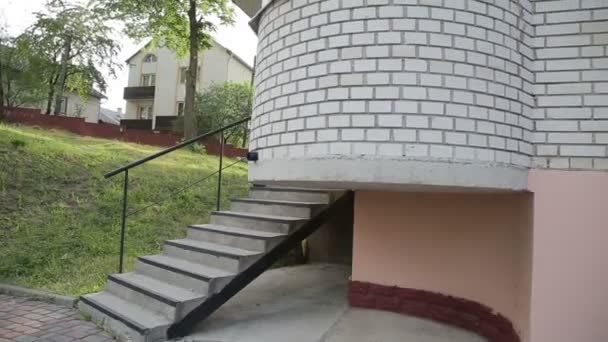 Sportler springt von einer Treppe — Stockvideo