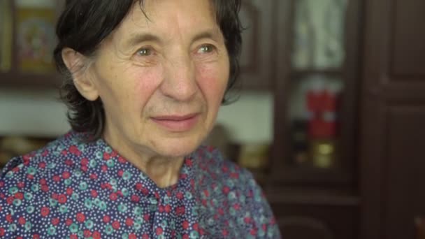 Portret van oude schattige oma — Stockvideo