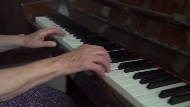 Vecchia donna carina sta suonando il pianoforte in casa — Video Stock