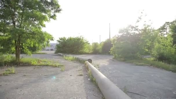 Corredor livre correndo no convés de madeira perto do parque — Vídeo de Stock