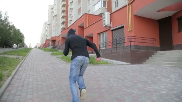 Homem a fazer parkour- fast run — Vídeo de Stock