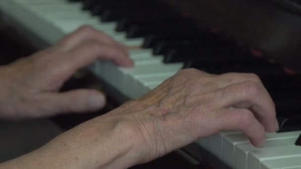Ηλικιωμένη γυναίκα θυμάται πώς να παίξει το πιάνο — Αρχείο Βίντεο