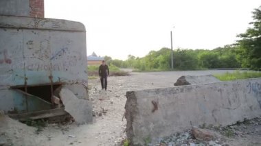 Ücretsiz runner üzerinde terk edilmiş binada Parkour yapma