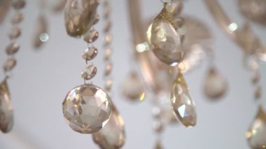 Kristal bir avize sarkacak. Büyük klasik kristal arka plan