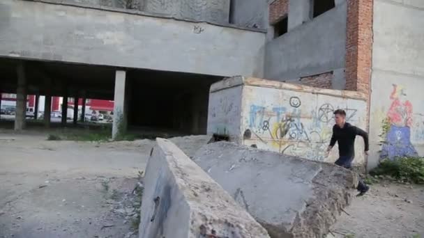 Parkour - seguimiento de la toma de un corredor libre corriendo cerca del edificio — Vídeos de Stock