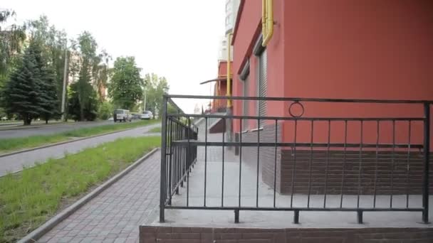 Jonge man doen van parkour oefening met trappen — Stockvideo