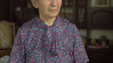 Yaşlı kadın pencereden bakarak portresi