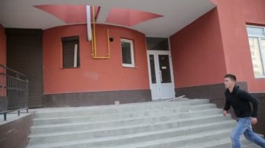 Merdivenlerin üzerinde sokak atlama