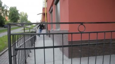 Merdiven ile Parkour egzersiz yapan genç sokak erkek