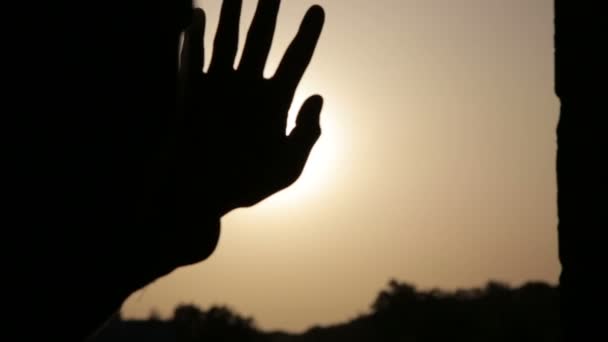 Regardez le soleil briller à travers les mains des hommes se déplacer — Video