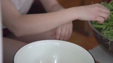 Genç kız eller köyde yeşil bezelye bombardımanı