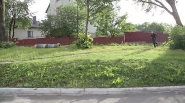 Yakışıklı çocuk çimenlerin üzerinde çalışan