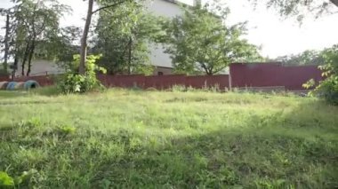 Hızlı koş yakışıklı bir genç adam