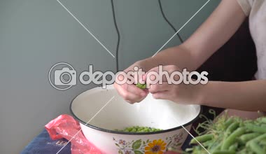 Yeşil bezelye de köyün bombardımanı genç eller