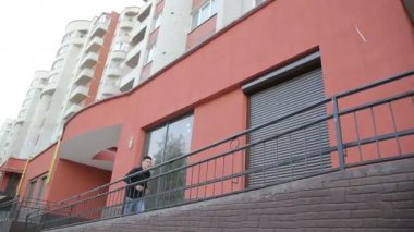 Merdivenlerin üzerinde çalışan adam ve atlamayın