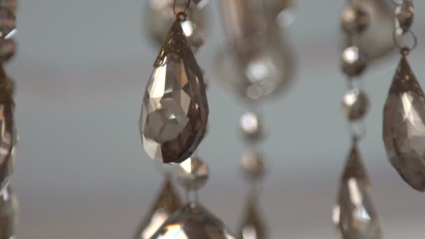 Lustre chrystal avec petit décor. Mouvement lent 