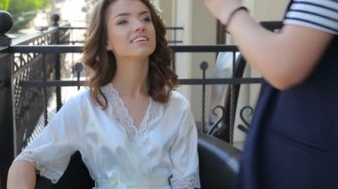 Makyöz makyaj şaşırtıcı gelin için yapıyor