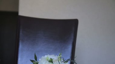 Sandalyedeki düğün buketi