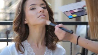 Makyöz makyaj gelin için yapıyor