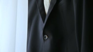 Damat takım elbise bir pencere üzerinde asılı