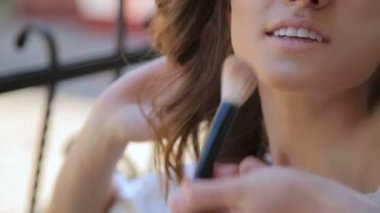 Genç gelin - yüz closeup ton toz uygulamak için düğün makyaj