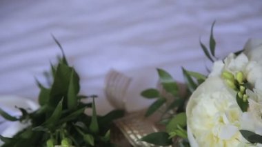 Düğün buketi beyaz masa örtüsü üzerinde yakın çekim