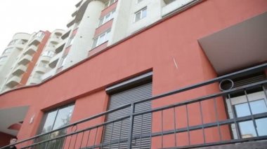 Ücretsiz runner merdivenlerden sokakta atlama