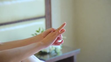 Bir yandan halka dokunmadan gelin hayran