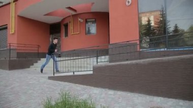 Parkour - izleme shot ücretsiz bir koşucunun bir duvar tonoz.