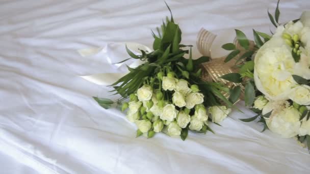 Bröllop bukett på en vit bordsduk — Stockvideo