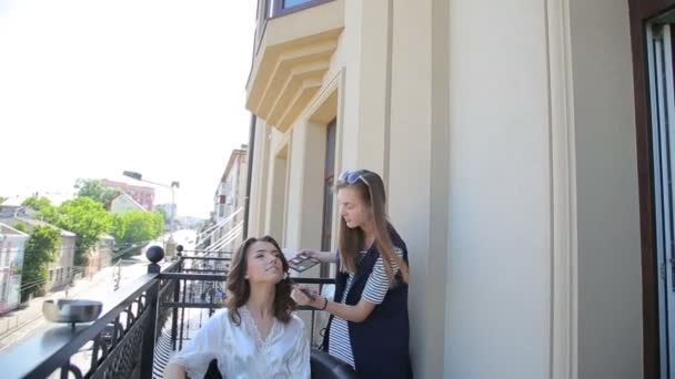 Maquillaje artista haciendo maquillaje para la novia en el balcón — Vídeos de Stock