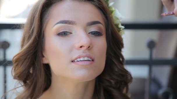 Прекрасный макияж для красивой невесты — стоковое видео