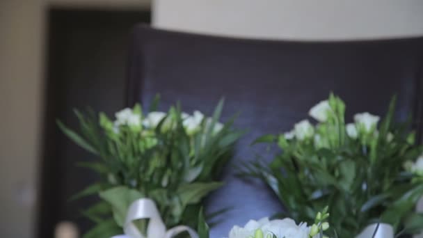 Bouquets de mariage sur une chaise — Video