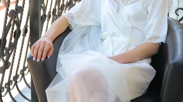 Portrait de mariée mignonne dans la robe de chambre assise sur le balcon — Video